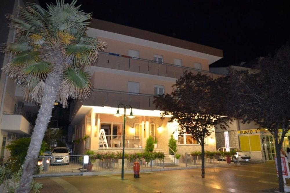 Albergo Larenzia Cattolica Exterior foto