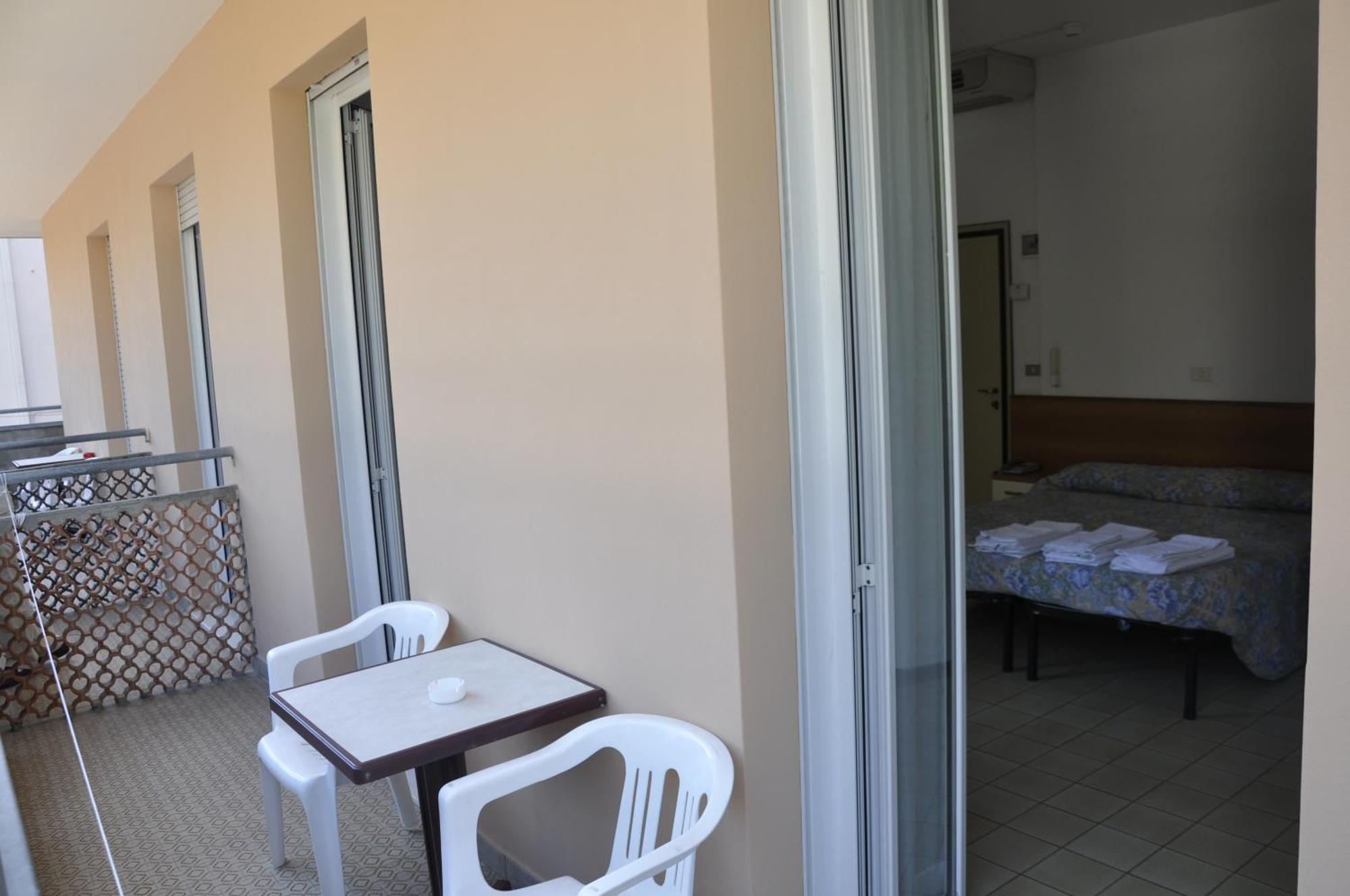 Albergo Larenzia Cattolica Habitación foto