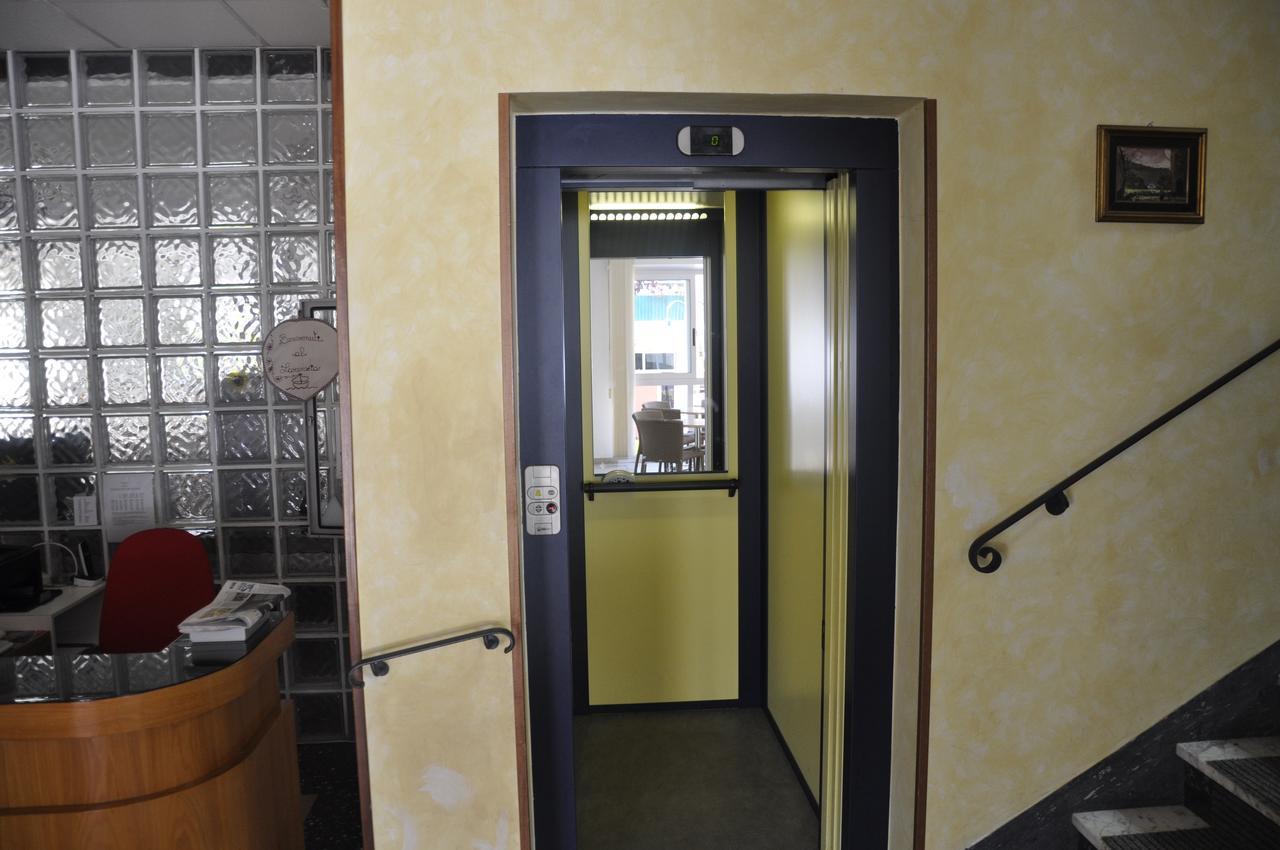 Albergo Larenzia Cattolica Exterior foto