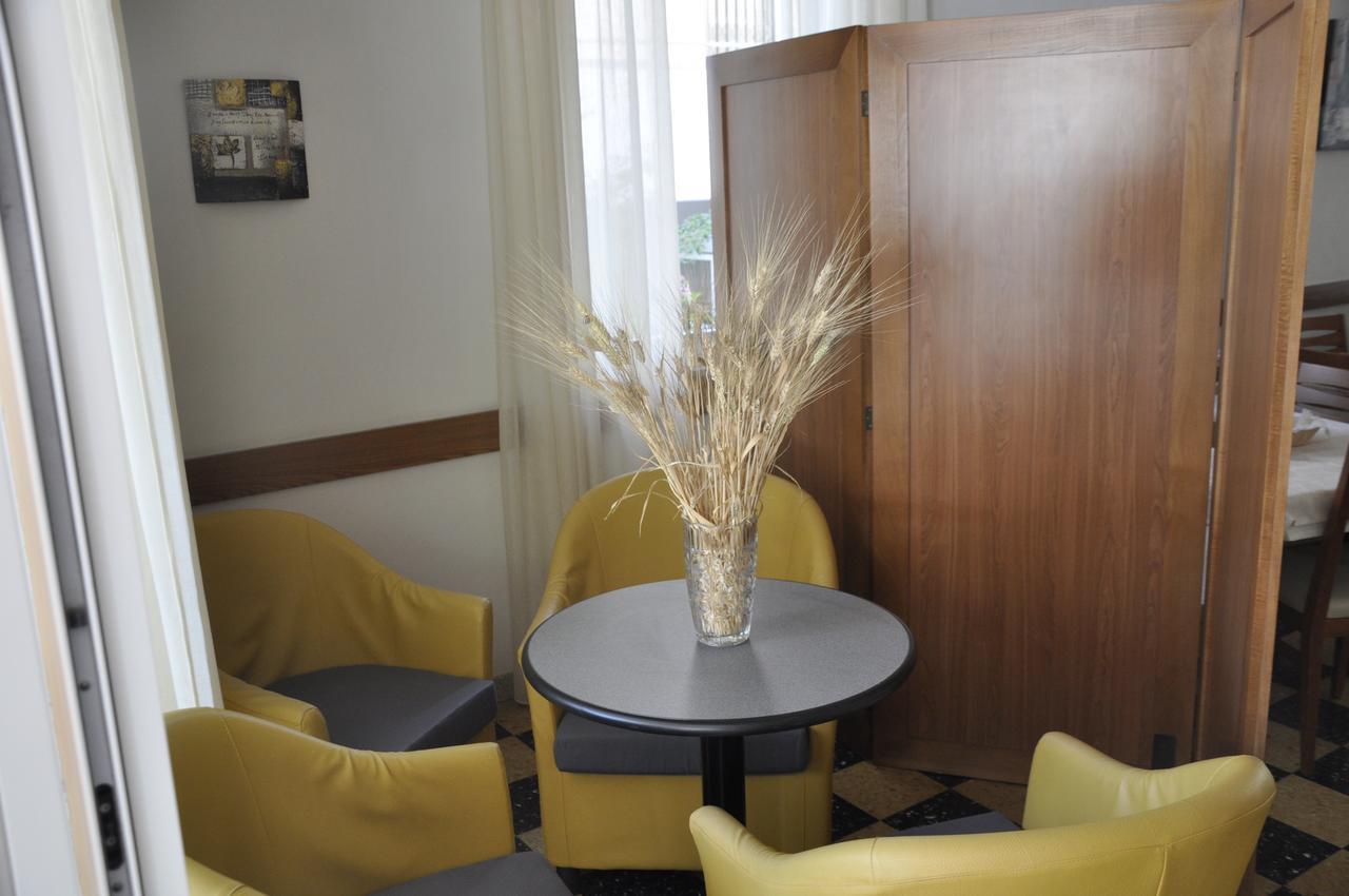 Albergo Larenzia Cattolica Exterior foto