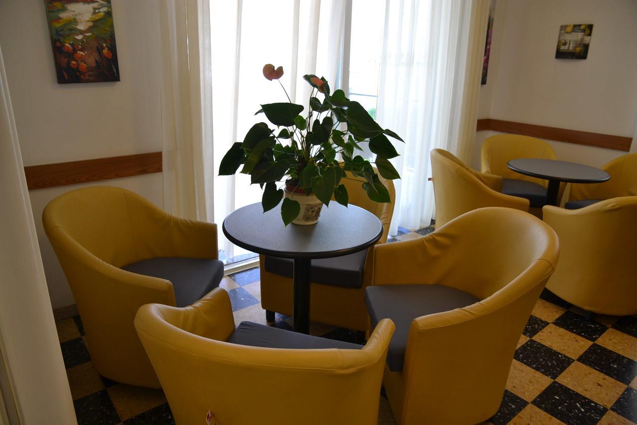 Albergo Larenzia Cattolica Exterior foto