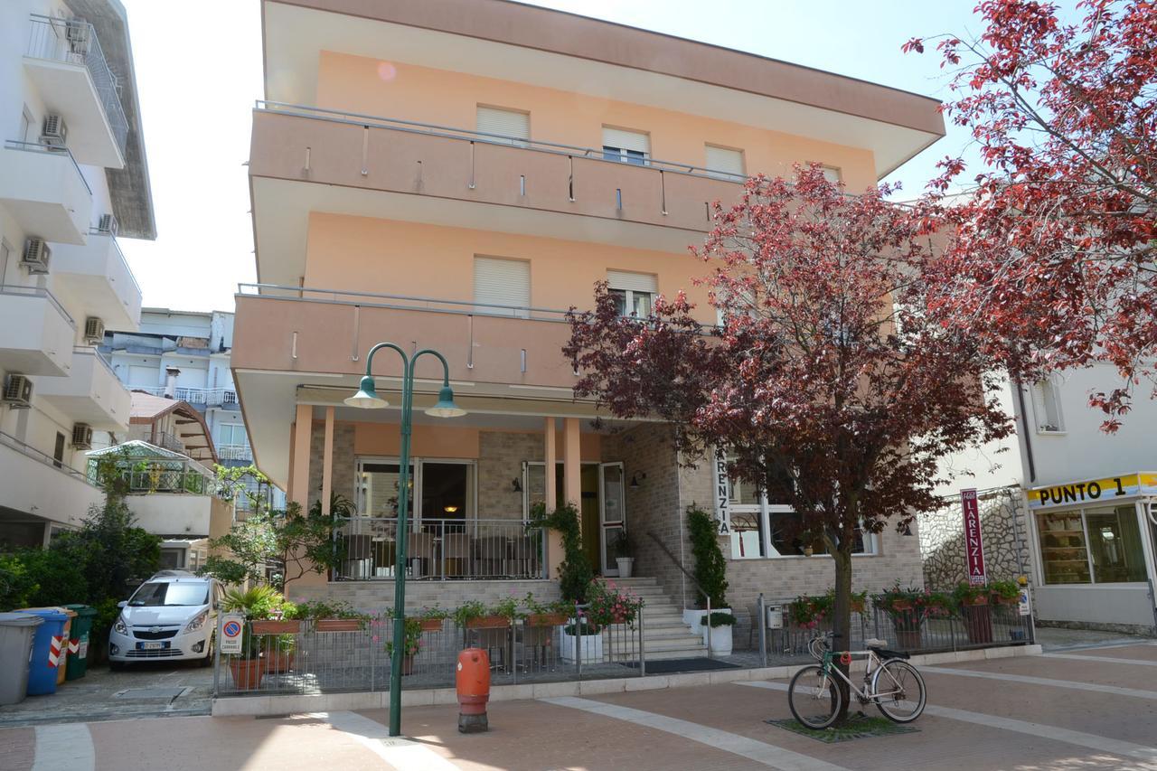 Albergo Larenzia Cattolica Exterior foto