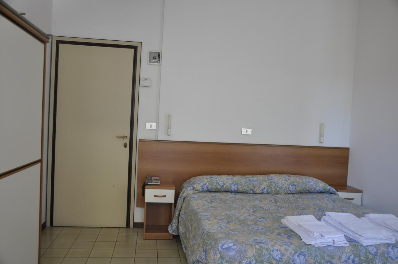 Albergo Larenzia Cattolica Exterior foto