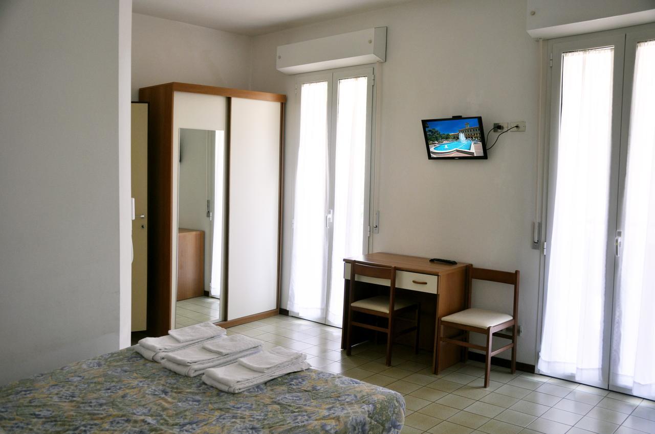 Albergo Larenzia Cattolica Exterior foto